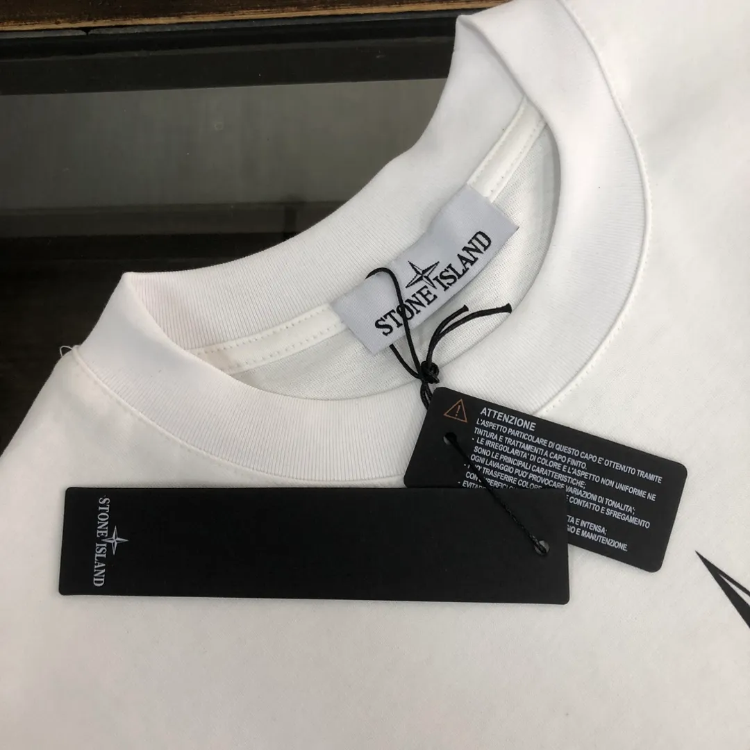 P180 Stone Island 2025 latest T-shirt, couple style ~ Original order, fashionable and casual short T-shirt, specially made of customized cotton fabric ~ Cotton T-shirt ~ Pre-washed to prevent deformation and shrinkage problem, more comfortable and breathable on the body ~ All available from stock ~ Unique design style, trendy must-have item, complete with three standards 👍 Color: black/white Size: S M L XL (larger version, please indicate your height and weight when placing an order)